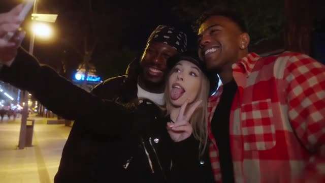 富家少女没体验过极致快乐，特地找来两个黑鬼寻刺激